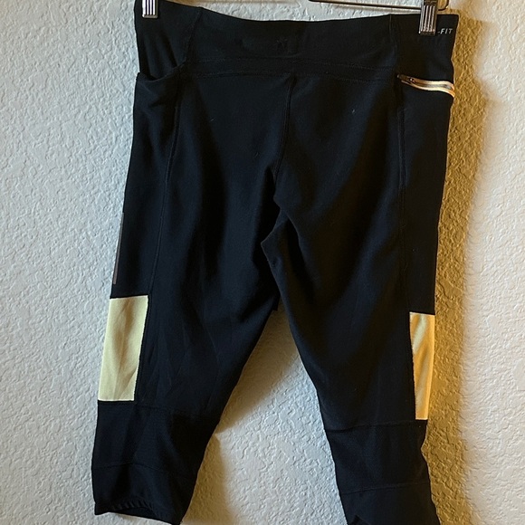 Women's Dri-Fit Capri Leggings - Picture 3 of 5